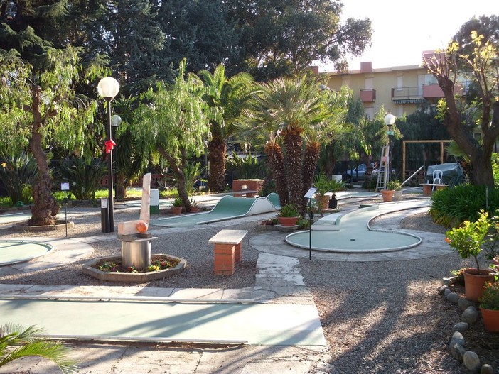 Il Minigolf di Arma di Taggia si prepara per una gara internazionale tra sordomuti e al nuovo orario serale per Luglio e Agosto