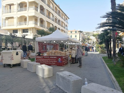 Bordighera: mercatino di prodotti tipici in corso Italia, entro le 18 dovrà essere sgomberato, De Benedetti “Organizzatore denunciato per truffa” Bordighera: mercatino di prodotti tipici in corso Italia, entro le 18 dovrà essere sgomberato, De Benedetti “Organizzatore denunciato per truffa”