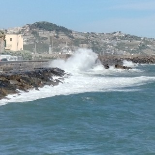 Meteo Liguria, vento di burrasca e mare agitato sull'Imperiese: peggioramento atteso nelle prossime ore Meteo Liguria, vento di burrasca e mare agitato sull'Imperiese: peggioramento atteso nelle prossime ore