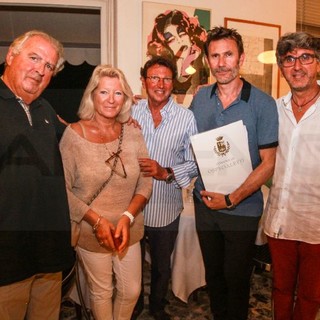 Ospedaletti: l'Amministrazione omaggia il regista premio Oscar Michel Hazanavicius sul set de 'La redoutable' allestito allo storico Hotel Firenze