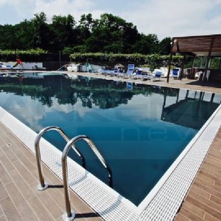 Shopping experience in pieno relax al Molo 8.44: piscina e Lounge Bar tutti i giorni