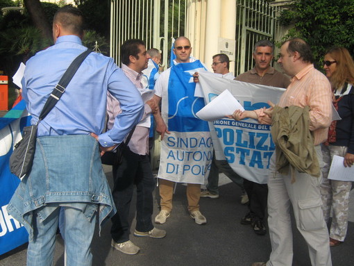 Imperia: manifestazione di Siap, Silp-Cgil, Coisp e Ass. Funzionari contro le politiche del Governo Imperia: manifestazione di Siap, Silp-Cgil, Coisp e Ass. Funzionari contro le politiche del Governo
