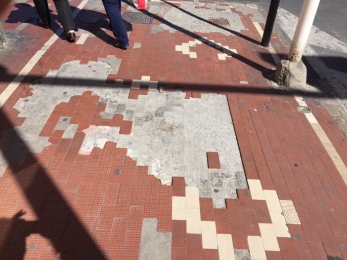 Imperia: marciapiedi sconnessi in via della Repubblica, lettore "Le cadute sono all'ordine del giorno"