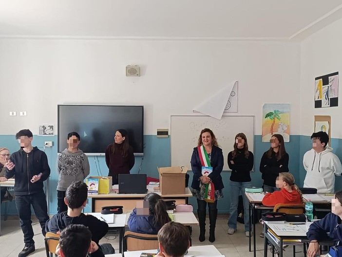 Ventimiglia, storie su bullismo e violenza di genere scritte da studenti: l'assessore Raco consegna il libro alle 'Biancheri' Ventimiglia, storie su bullismo e violenza di genere scritte da studenti: l'assessore Raco consegna il libro alle 'Biancheri'