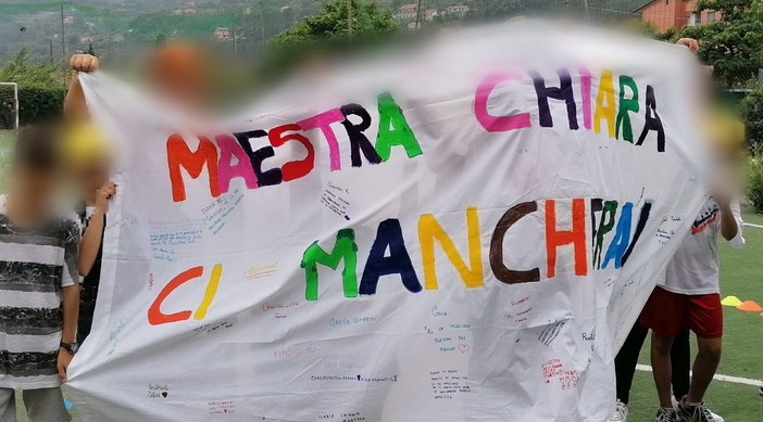 È tempo di saluti alla scuola primaria di Camporosso Capo: la maestra Chiara va in pensione