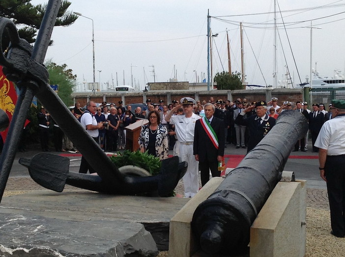 Imperia: le foto della cerimonia di intitolazione del Monumento ai Caduti del Mare