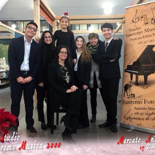 Sanremo: musica al Mercato Annonario, grande partecipazione per i canti natalizi tra i banchi Sanremo: musica al Mercato Annonario, grande partecipazione per i canti natalizi tra i banchi
