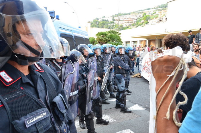 Ventimiglia: per la manifestazione dei 'No Borders', blindati delimitano l'area davanti alla stazione
