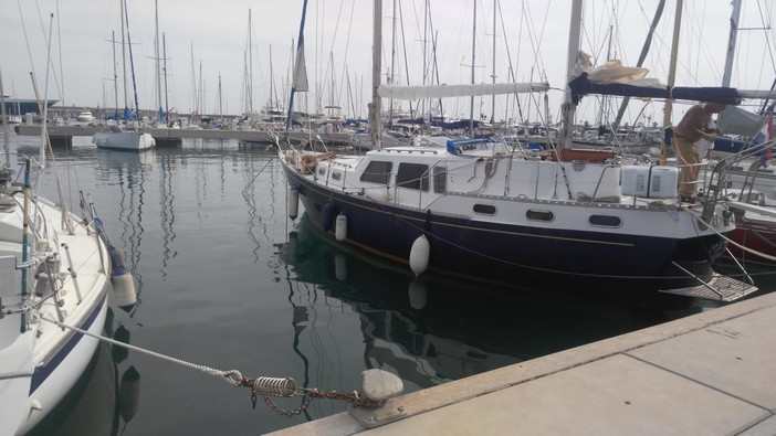 Imperia: barca inizia ad imbarcare acqua al Porto Turistico, vicino se ne accorge ed evita l'affondamento