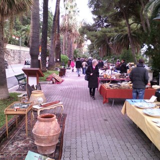 Domenica 22 Aprile ritorna il mercatino di antiquariato promosso dall'Associazione Belle Epoque e il Comune Domenica 22 Aprile ritorna il mercatino di antiquariato promosso dall'Associazione Belle Epoque e il Comune