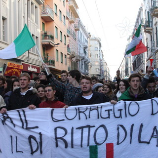 Sanremo: le tante facce della protesta, in mezzo al corteo degli studenti anche diversi 'infiltrati' ma i giovani danno l'esempio Sanremo: le tante facce della protesta, in mezzo al corteo degli studenti anche diversi 'infiltrati' ma i giovani danno l'esempio