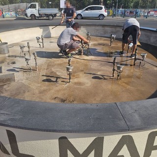 Vallecrosia al Mare, manutenzione alla fontana. L'Amministrazione Perri: "Intervento ordinario per mantenerla sempre efficiente"