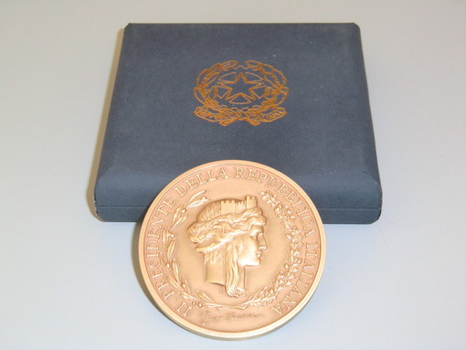 Sanremo: medaglia di rappresentanza del Presidente della Repubblica al convegno sulla sartoria italiana Sanremo: medaglia di rappresentanza del Presidente della Repubblica al convegno sulla sartoria italiana