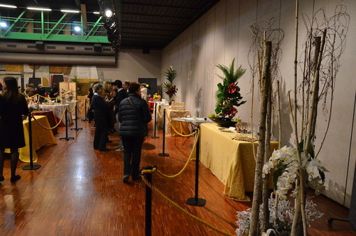 Sanremo: inaugurata questo pomeriggio la mostra di tavole decorate a tema floreale alla sala Roof del Teatro Ariston