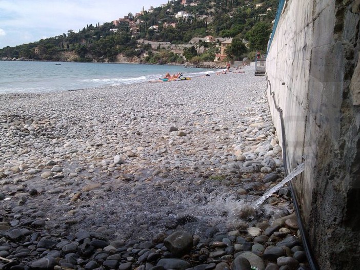 Latte: il Comitato Spiagge Intemelie chiede che venga abbattuto il muro costruito abusivamente lungo la spiaggia