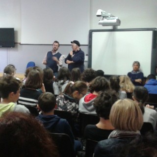Pieve di Teco: incontro nelle scuole con lo scrittore Marino Magliani, ai ragazzi ha detto “Voi siete un santuario, curatelo e amatelo!”