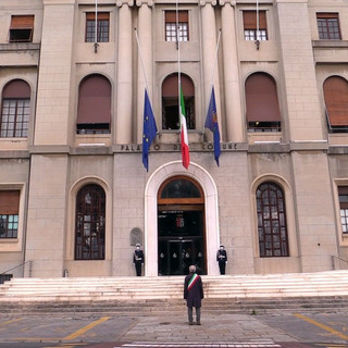 Coronavirus, a Imperia bandiere a mezz'asta e silenzio per ricordo e sostegno (foto e video)