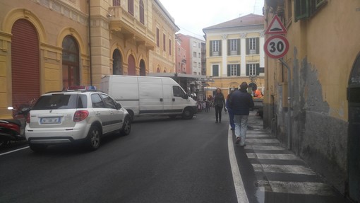 Imperia, bimbo sale sul cornicione di una finestra in piazza Ricci, salvato dagli ambulanti, il racconto: "Ero pronto a prenderlo al volo"