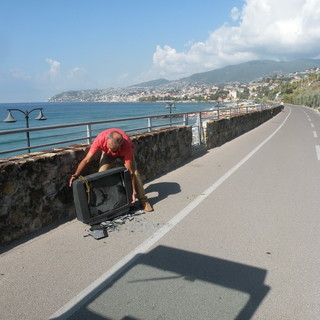 Sanremo: trovato televisore abbandonato sulla Ciclabile, Area 24 "E' un atto di inciviltà!"