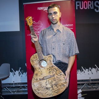 #Sanremo2019: anche il vincitore Mahmood ha firmato la chitarra di Gsd Foundation (Foto)