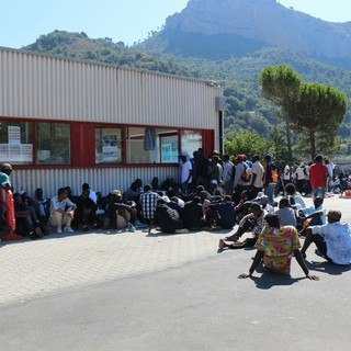Ventimiglia: trasferiti 40 migranti sino a Cagliari da Genova con un secondo aereo charter