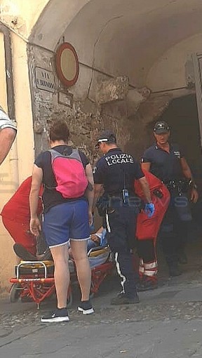 Sanremo: 35enne accusa malore vicino al mercato, intervento di polizia locale e croce rossa