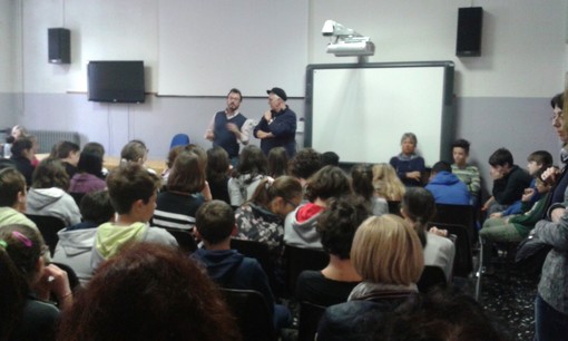 Pieve di Teco: incontro nelle scuole con lo scrittore Marino Magliani, ai ragazzi ha detto “Voi siete un santuario, curatelo e amatelo!” Pieve di Teco: incontro nelle scuole con lo scrittore Marino Magliani, ai ragazzi ha detto “Voi siete un santuario, curatelo e amatelo!”