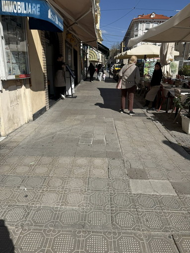 Sanremo, marciapiede di piazza Colombo ancora degradato: lavori annunciati ma fermi da un mese