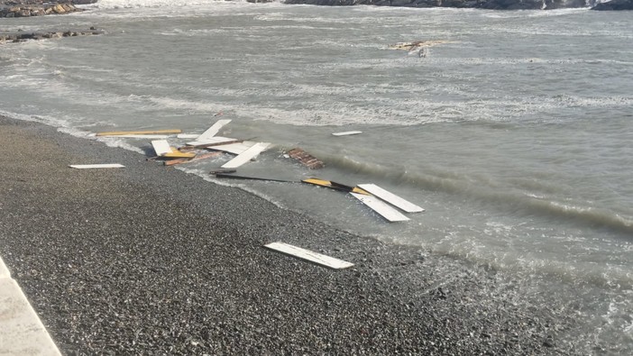 Strascichi pesanti dopo il passaggio della mareggiata a Imperia, infissi e paratie in balia delle onde Strascichi pesanti dopo il passaggio della mareggiata a Imperia, infissi e paratie in balia delle onde