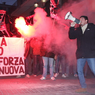 Sanremo: animata protesta di Forza Nuova in via Escoffier, slogan e fumogeni Sanremo: animata protesta di Forza Nuova in via Escoffier, slogan e fumogeni