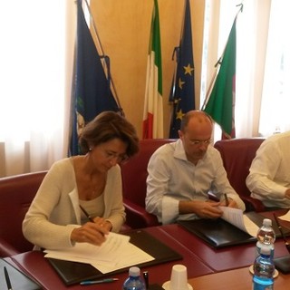 Imperia: firmato questa mattina il protocollo "Mi sento SOStenibile". Agevolazioni sulla Tari ai commercianti colpiti nel 2013