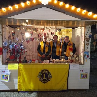 Anche i Lions di Ventimiglia al mercatino natalizio con i prodotti realizzati artigianalmente dal 'comitato signore' Anche i Lions di Ventimiglia al mercatino natalizio con i prodotti realizzati artigianalmente dal 'comitato signore'