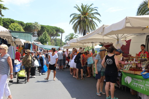 Ventimiglia, venerdì prossimo cambia l'area del mercato: divieto di sosta in Passeggiata Cavallotti Ventimiglia, venerdì prossimo cambia l'area del mercato: divieto di sosta in Passeggiata Cavallotti