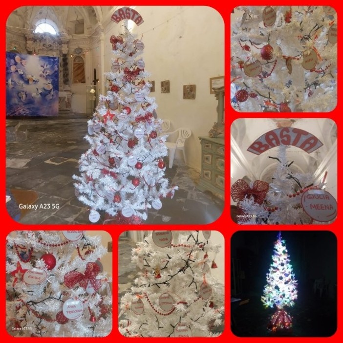 A Tovo Faraldi, un albero bianco con palline rosse in memoria felle donne vittime di femminicidio