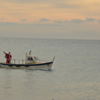 Vallecrosia: questa mattina sul lungomare Marconi è arrivato Babbo Natale Vallecrosia: questa mattina sul lungomare Marconi è arrivato Babbo Natale