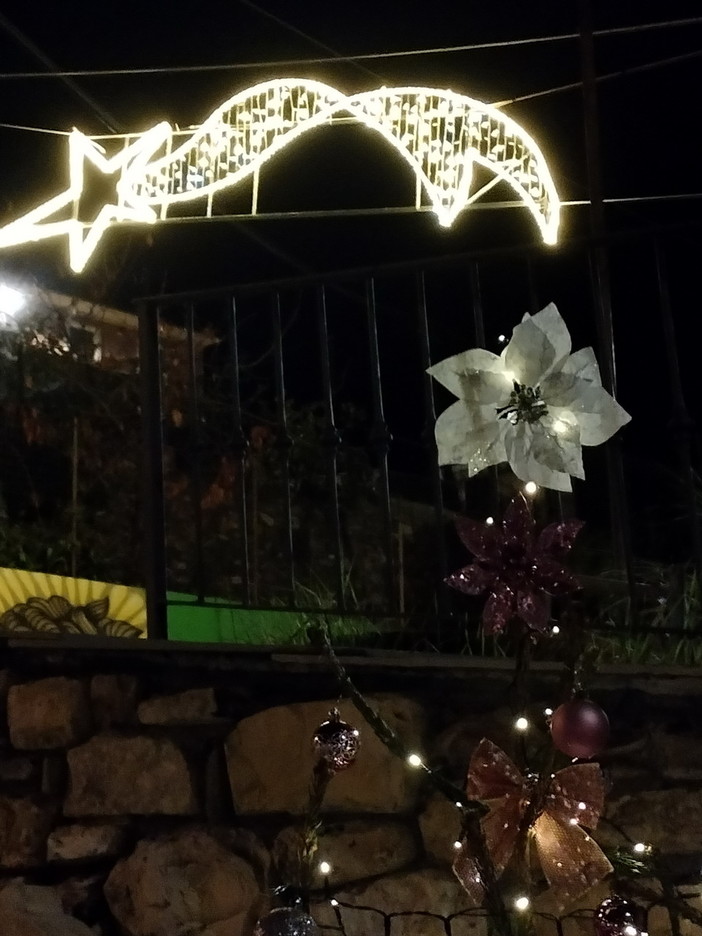 Con addobbi e luminarie, il borgo di Aurigo si prepara al Natale con numerose iniziative. Con addobbi e luminarie, il borgo di Aurigo si prepara al Natale con numerose iniziative.