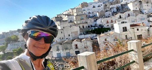 Da Imperia a Gallipoli in bici per la Croce Bianca. Natalie Allegra ci racconta il suo viaggio, e rivela: "La prossima avventura sarà dedicata alle donne"