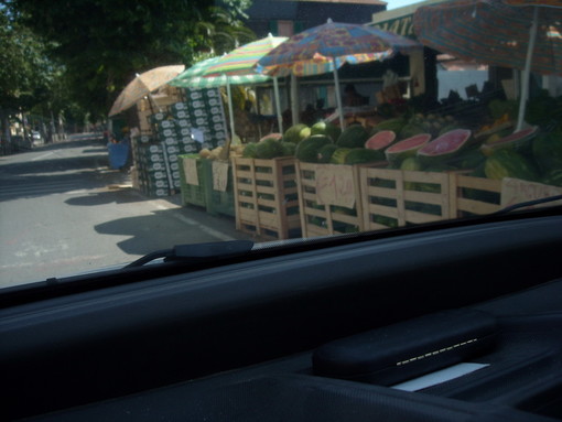 Ventimiglia: la protesta di un lettore per le bancarelle in strada "Melonari autorizzati?" Ventimiglia: la protesta di un lettore per le bancarelle in strada "Melonari autorizzati?"