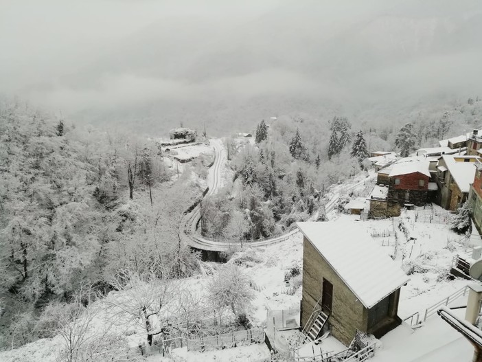 Maltempo neve sull'entroterra, tetti imbiancati ma nessun disagio (foto) Maltempo neve sull'entroterra, tetti imbiancati ma nessun disagio (foto)