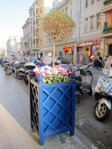 Sanremo: fioriere in via Roma, due commercianti "Non sono certo loro che cambieranno la vita commerciale di questa città!"