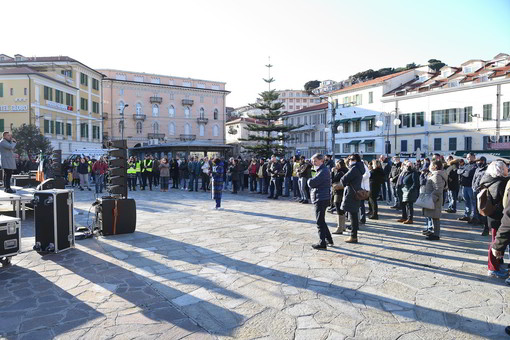 Sanremo: "Ci hai rotto il c..., ti faremo un cu...come una casa", insulti e minacce al Sindaco da attivista 'no green pass'