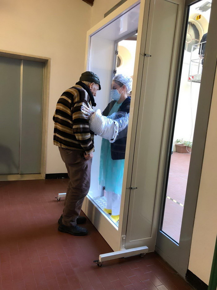 Pieve di Teco: anche alla casa di riposo 'Borrelli' è arrivato il Babbo Natale con ‘La Porta degli Abbracci’ Pieve di Teco: anche alla casa di riposo 'Borrelli' è arrivato il Babbo Natale con ‘La Porta degli Abbracci’
