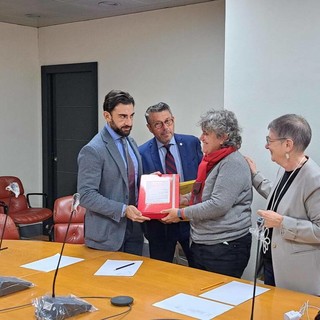 Sanità pubblica, Carla Nattero (Alleanza Verdi Sinistra) consegna la petizione in Regione Sanità pubblica, Carla Nattero (Alleanza Verdi Sinistra) consegna la petizione in Regione