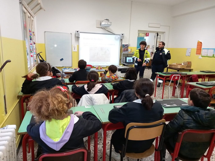 Il Nucleo Cinofilo della Protezione civile SS. Trinità di Imperia in visita alla Scuola Primaria Vercesi di Caramagna Il Nucleo Cinofilo della Protezione civile SS. Trinità di Imperia in visita alla Scuola Primaria Vercesi di Caramagna