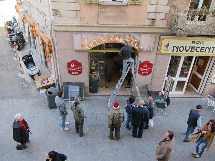 Sanremo: la storica insegna al neon de 'La Tavernetta' torna ad illuminare via Palazzo
