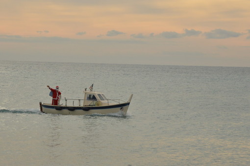 Vallecrosia: questa mattina sul lungomare Marconi è arrivato Babbo Natale Vallecrosia: questa mattina sul lungomare Marconi è arrivato Babbo Natale