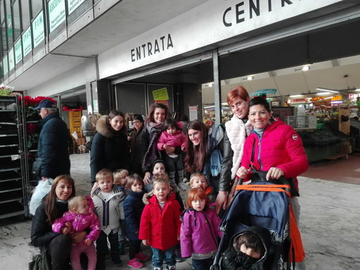 Sanremo: i bambini del Nido Interaziendale La Cicogna in visita al Mercato Annonario (foto) Sanremo: i bambini del Nido Interaziendale La Cicogna in visita al Mercato Annonario (foto)