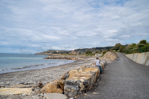 Riva Ligure, nuova panchina accessibile sul lungomare: affidati i lavori per oltre 93mila euro