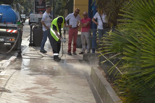 Sanremo: nuova idropulitrice a disposizione dell'Aimeri per il lavaggio dei marciapiedi delle vie del centro Sanremo: nuova idropulitrice a disposizione dell'Aimeri per il lavaggio dei marciapiedi delle vie del centro