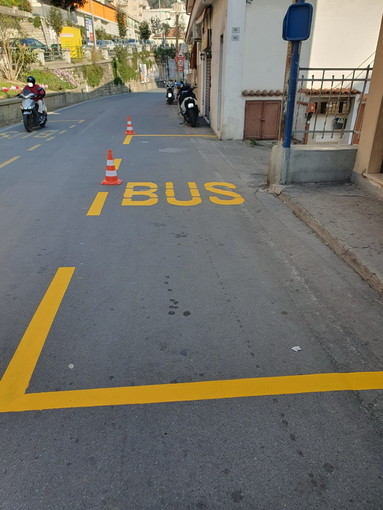 Sanremo: tracciata la nuova segnaletica orizzontale per la fermata dei bus in via Dante all’altezza di via Margotti Sanremo: tracciata la nuova segnaletica orizzontale per la fermata dei bus in via Dante all’altezza di via Margotti